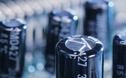 哪些材料會影響超級電容器的性能？